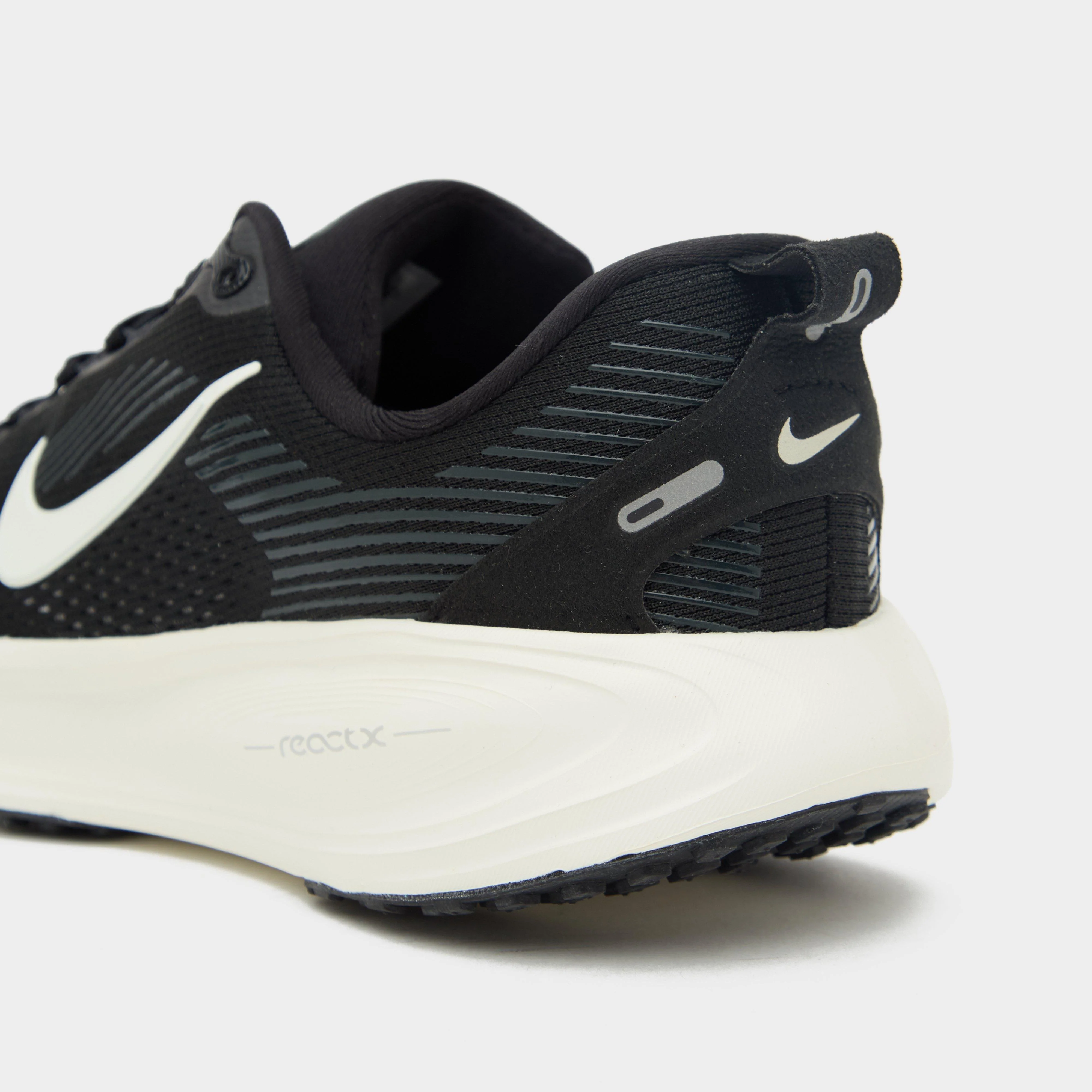 Older Kids’ Vomero 18 Road Running Shoes - Image 6