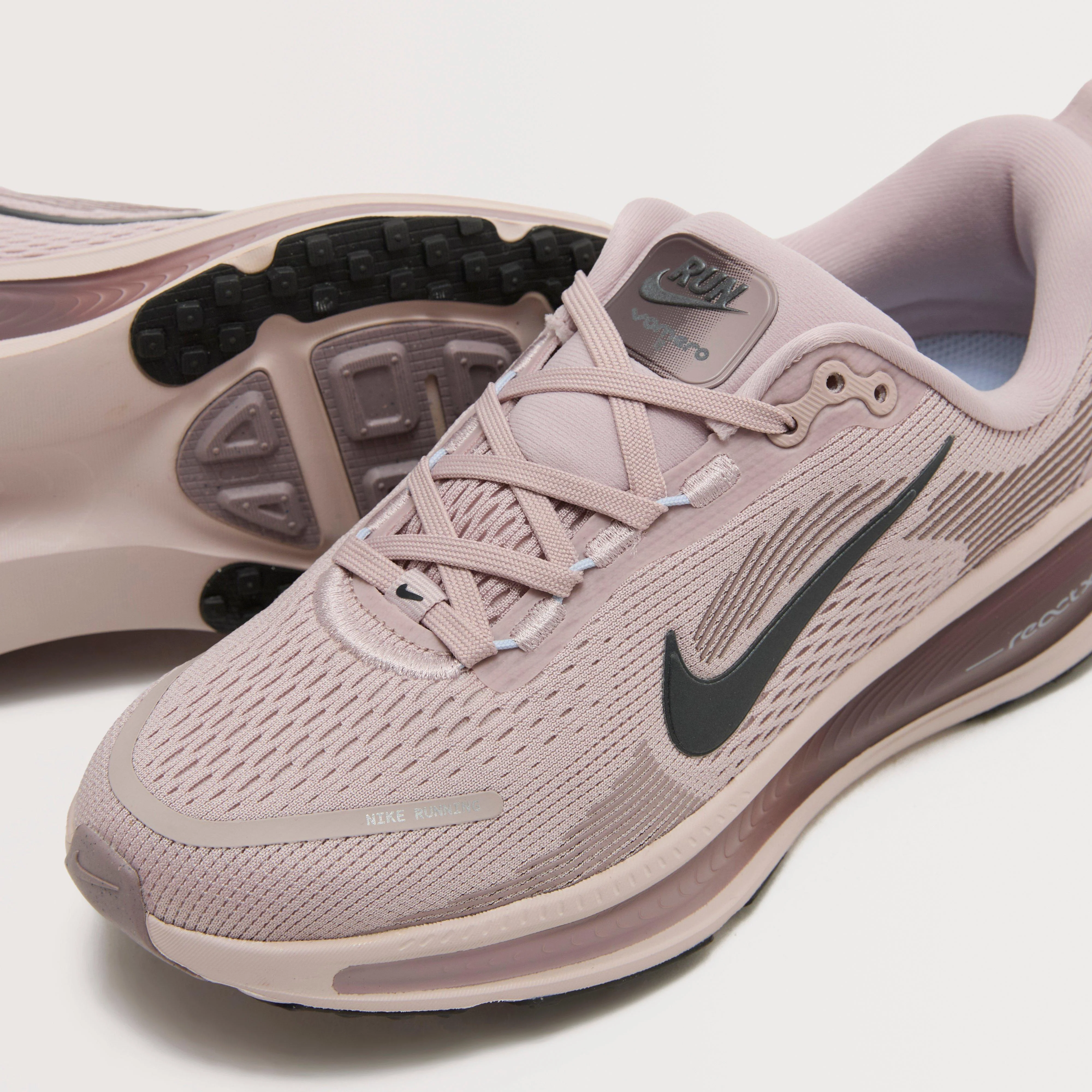 Older Kids’ Vomero 18 Road Running Shoes - Image 4