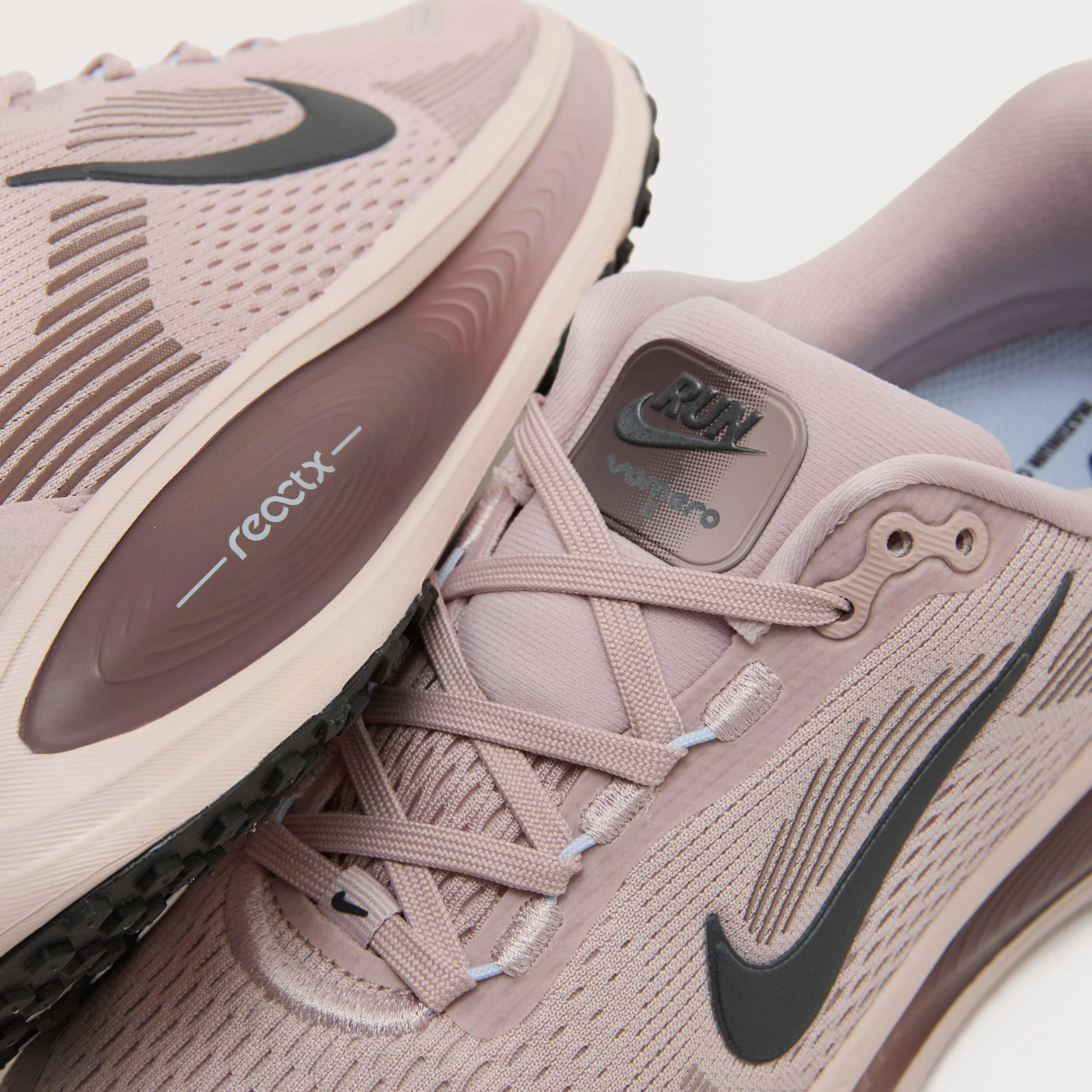 Older Kids’ Vomero 18 Road Running Shoes - Image 5