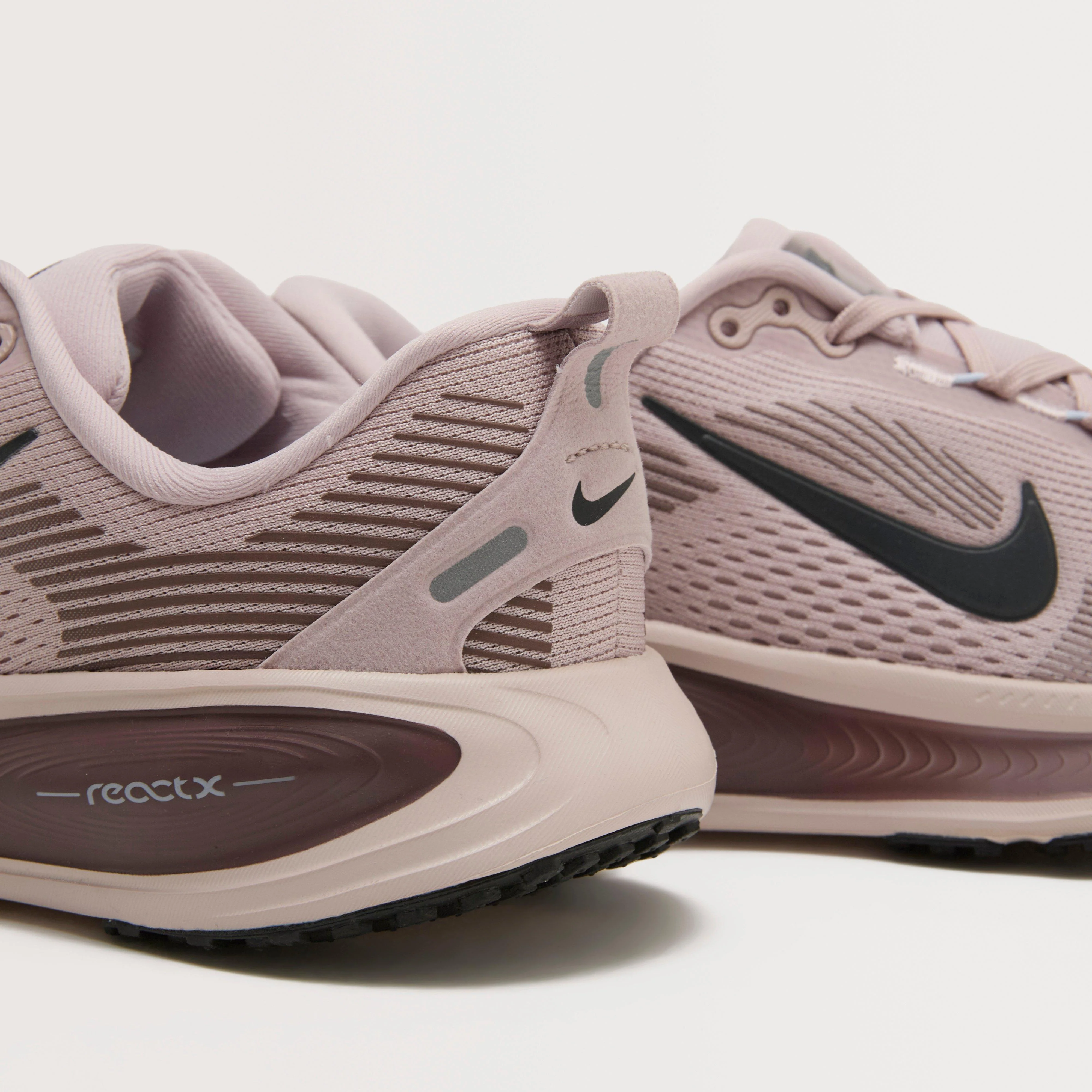 Older Kids’ Vomero 18 Road Running Shoes - Image 6